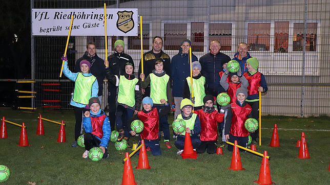 Der Spieltechnischer Vorstand des VfL Riedböhringen, Michael Schrempp, (hintere Reihe von links), die E-Jugend-Trainer Kai Hettich und ...