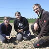 Der Girls Day macht es möglich: Myla Endler und Ronja Schilling (von links) knien auf einem Süßlupinenfeld. Im Herbst werden diese ...
