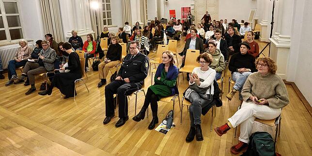 Etwa 70 Personen kamen zur Podiumsdiskussion „Stoppt Femizide“, die das Frauenhaus gemeinsam mit der ...
