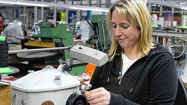 Sandra Pouliassis arbeitet als Näherin im Donaueschinger Ricosta-Werk. SÜDKURIER-Leser können sich einen Eindruck von der dortigen ...