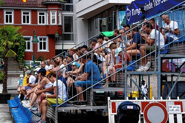 Stets gut gefüllt ist die Zuschauer-Tribüne auf dem Muslenplatz.