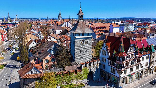 (Archivbild von März 2023) Ein Blick auf die Konstanzer Altstadt: Im Vordergrund ist das Schnetztor zu sehen. Auch die Kirchtürme des ...