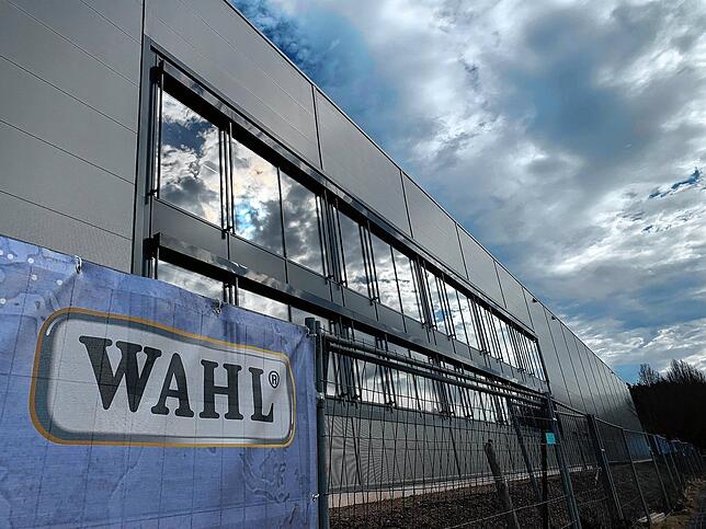 Die Produktionshalle, hier auf der Bundesstraßen-Seite.