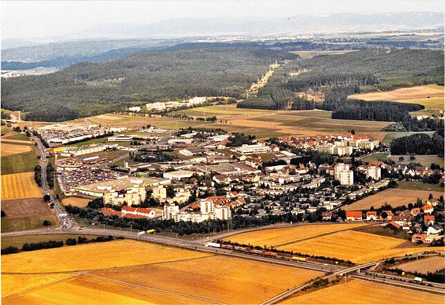 Anfang der 90er-Jahre gab es noch Baulücken. Zwischen dem Gewerbegebiet und der Stadt Bad Dürrheim gab es noch grüne Wiesen.