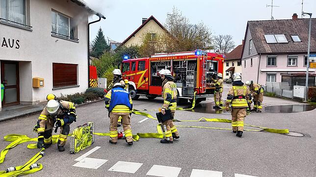 Die Feuerwehr Dettighofen bei der Arbeit: Die Gemeindewehr verzeichnet einen drastischen Mitgliedermangel und sah sich zu einem ...