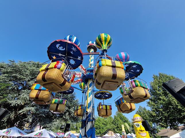 Das Montgolfiere ist ein Ballon-Karussell für jüngere Kinder und niedlich gemacht.