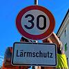 Mitarbeiter der Technischen Dienste Bad Säckingen montieren die Tempo-30-Schilder an der B34 sowie der Schulhaussstraße. Auf der ...