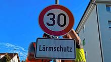 Mitarbeiter der Technischen Dienste Bad Säckingen montieren die Tempo-30-Schilder an der B34 sowie der Schulhaussstraße. Auf der ...