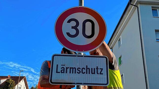 Mitarbeiter der Technischen Dienste Bad Säckingen montieren die Tempo-30-Schilder an der B34 sowie der Schulhaussstraße. Auf der ...
