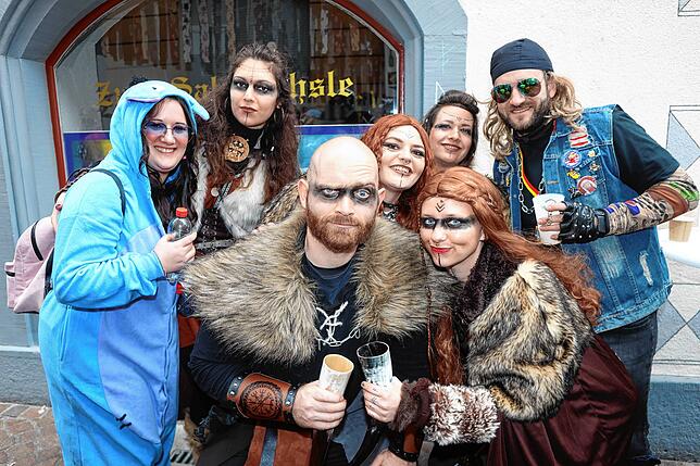 Bild 27: Buntes Treiben in den Gassen &ndash; Narren erobern bei der Straßenfastnacht die Stadt