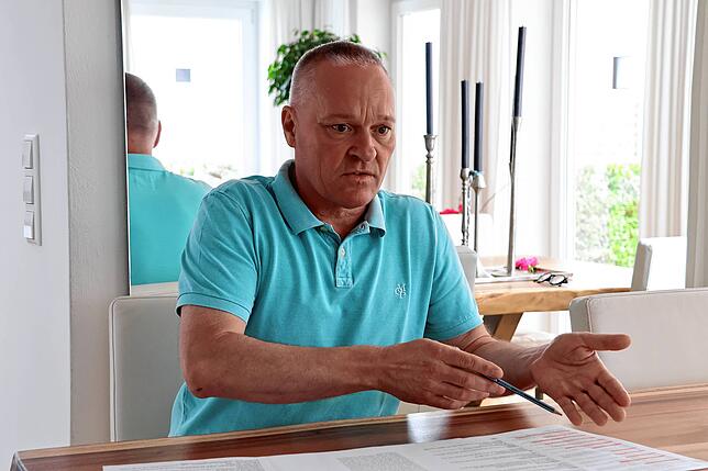 Frank Schmid, OB-Kandidat in Friedrichshafen, beim Gespräch in seinem Wohnzimmer.