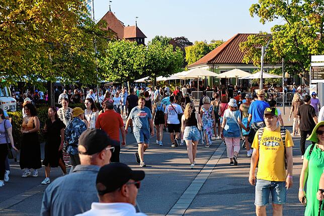 Bild 12: Beim Seenachtfest 2025 wird das Konstanzer Bodenseeufer zur Festmeile