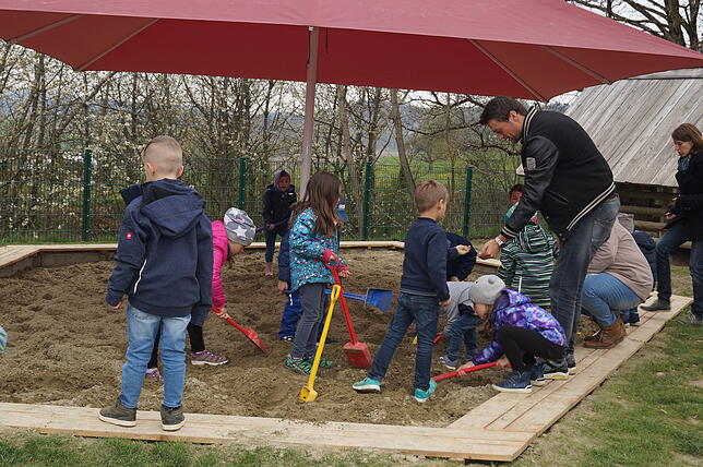 Zusammen mit ihren Mamas und Papas nehmen die Kinder den neuen Spielraum in Besitz.