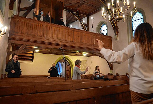 Anuschka Schoepe stimmt das &bdquo;Anima&ldquo;-Ensemble auf den Gottesdienst ein.