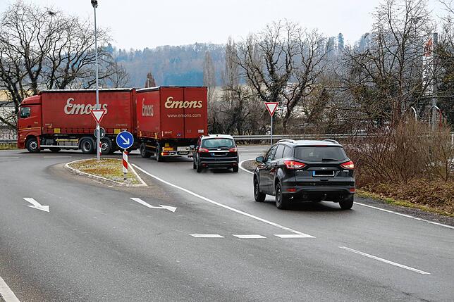Lastwagenfahrer, die die neue Ein- und ausfahrt im Gewerbegebiet Horheim noch nicht kennen, nutzen weiterhin die bisherige Möglichkeit ...