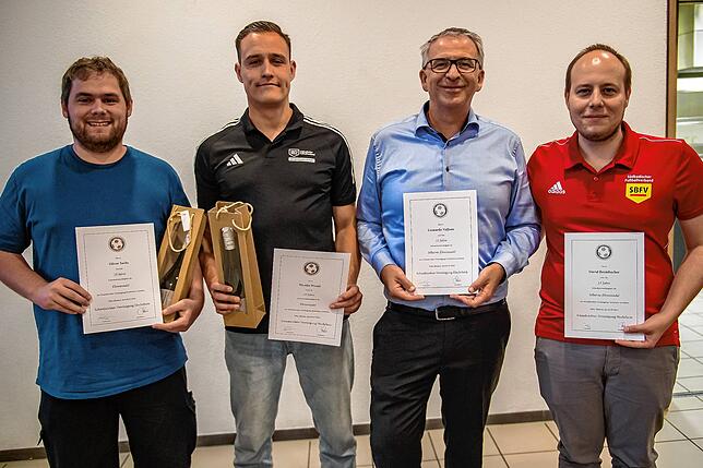 Treue: Geehrt für zehn Jahre wurden (von links): Oliver Sachs (FC Wittlingen) und Nicolas Preinl (FC Kandern). Bereits 15 Jahre sind ...