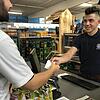 Jeder Einkauf eine Gewinnchance: Mit etwas Glück wird bei einem Einkauf in einem der 80 teilnehmenden Geschäfte am Hochrhein (im Bild ...