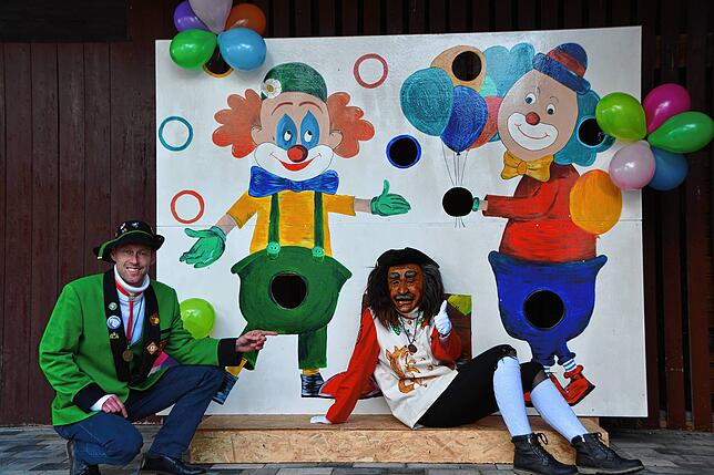 Die bunt bemalte Wand mit den Clowns ist eine von 13 Stationen des Fasnetswegs. Hier können sich die kleinen und großen Spaziergänger im ...