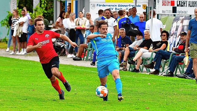 Tim Birkenheier (rechts) traf am Wochenende in der Bezirksliga Hochrhein für den SV Buch.