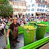 Winzer Herbert Mayer aus Wangen bei Markdorf ist es vorbehalten, die letzten Zuber mit Riesling-Trauben in der Meersburger Unterstadt ...