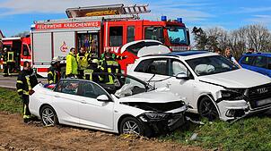 Nach einem Unfall stehen drei Fahrzeuge auf und neben der Straße. Bei einem Frontalzusammenstoß zweier Autos auf einer Bundesstraße bei ...