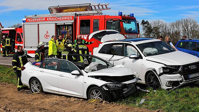 Nach einem Unfall stehen drei Fahrzeuge auf und neben der Straße. Bei einem Frontalzusammenstoß zweier Autos auf einer Bundesstraße bei ...