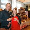 Karsten Schlesiger vom gleichnamigen Edeka-Markt und Nicole Knöpfle von der Bäckerei Knöpfle unterstützen die Einkaufsaktion der Stadt ...