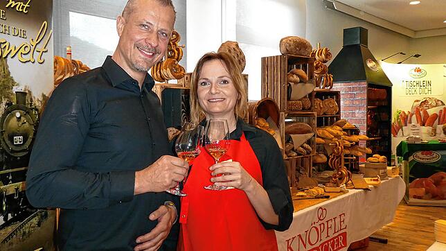 Karsten Schlesiger vom gleichnamigen Edeka-Markt und Nicole Knöpfle von der Bäckerei Knöpfle unterstützen die Einkaufsaktion der Stadt ...