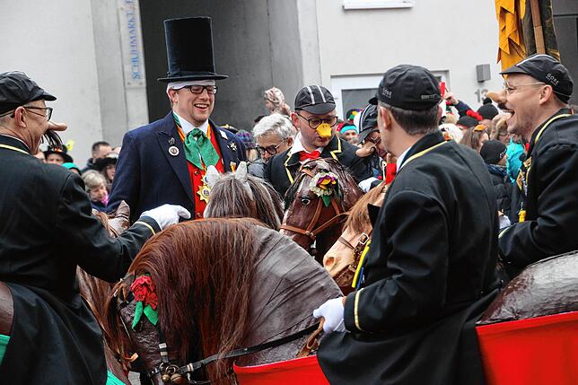 Bild 8: Viererbund-Treffen: Überlinger Zimmermannsgilde stellt erfolgreich den Narrenbaum