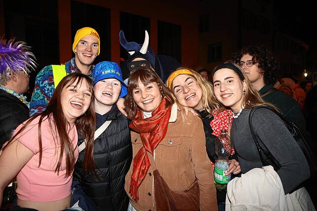 Bild 11: In der Altstadt treffen sich Hexen, Einhörner und Piraten bei der Straßenfasnacht