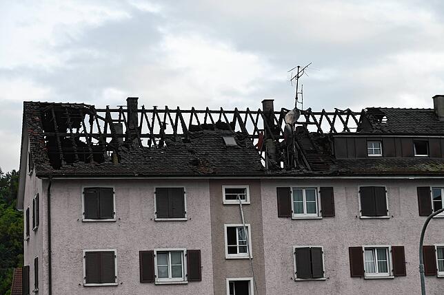So sieht das Haus am Morgen nach dem Brand aus. Ein Stückchen Dach zum Nachbar-Hausteil musste geöffnet werden.