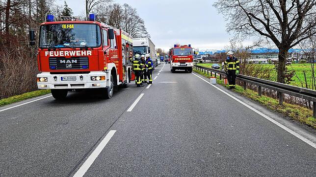 Ein Großaufgebot an Rettungskräften ist am Dienstagvormittag am Einsatzort.
