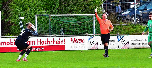 Platzverweis: Cihan Ceylan sieht „Gelb“ für sein Foul an Lucas Eschbach und weiß, was kommt...