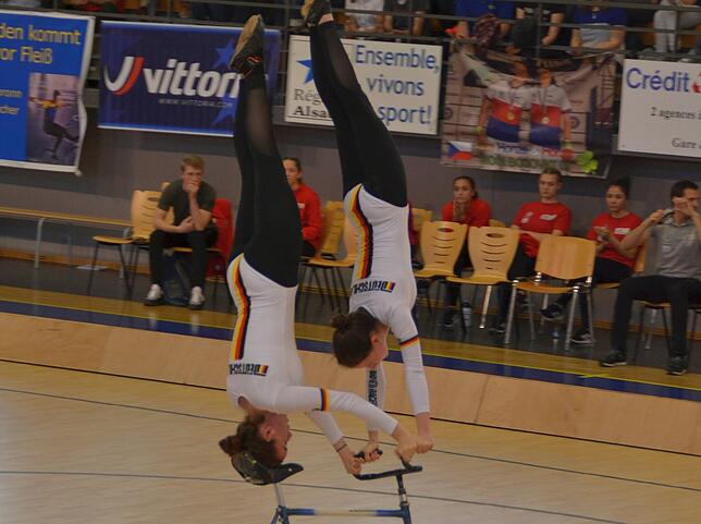 Perfekt: Anika Papok und Anna -Sophia von Schneyder sind weltweit das einzige Paar, das den Lenkerhandstand aus der Stützgrätsche mit ...