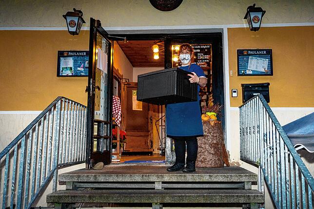 Bianca Wälde hat die bestellten Speisen in eine Warmhaltebox gestellt, so bleiben sie bis zum Verzehr heiß.