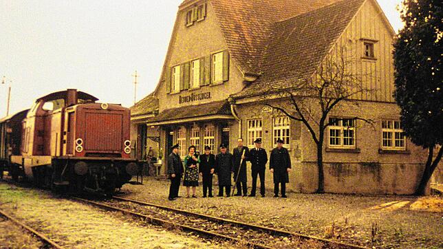 Als diese Aufnahme 1967 entstand, war die Randenbahn bereits stillgelegt. Dieser Zug war nur eingesetzt, um das Mobiliar der Bahnhöfe ...