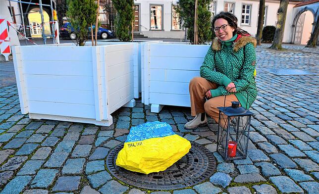 Ulli Pfeil schuf mit dem von ihr bemalten Gedenkstein auf dem Schlossplatz einen Ort zum Innehalten.