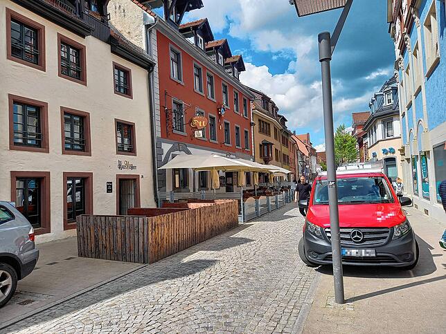Durchfahrt Färberstraße: An dieser Stelle käme ein großes Feuerwehrfahrzeug mit Drehleiter nicht mehr durch.