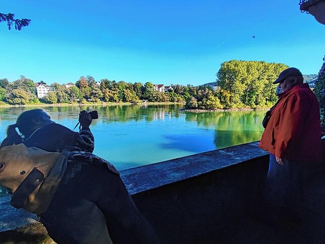 Der gemeinsame Blick auf den Rhein wird ebenfalls zum Fotomotiv.