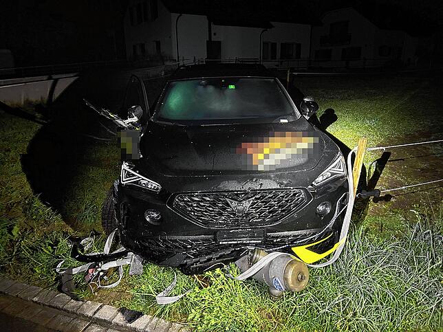 Der Hydrant ist unter der Fahrzeugfront eingeklemmt.