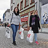 Katrin Diechle (26, von links) aus Epfendorf und Tina Siring (26) aus Deißlingen kommen gerne nach Villingen zum Einkaufen. "Weil es ...