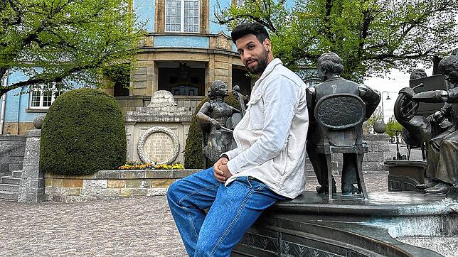 Tevfik Ceylan, hier vor dem Rathaus in Donaueschingen, tritt für die GUB für den Gemeinderat an.