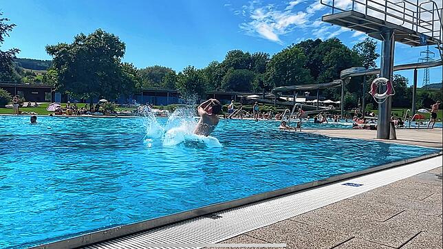 Bei heißen Sommertagen ist der Sprung ins Wasser genau das Richtige. Für Gäste des Engener Erlebnisbads ist das aktuell nicht möglich: ...