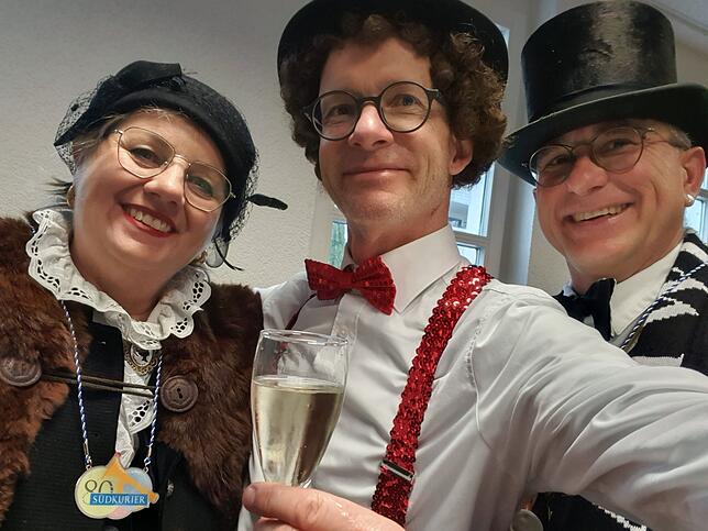 Stolze Trägerin des SÜDKURIER-Ordens: Gaby Grabbe, mit Redaktionsleiter Stefan Hilser und Altwieberich Elmar Rohrer.