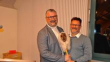 Hugeloh-Führungsstabswechsel: bei der Hauptversammlung des Leimbacher Narrenvereins übergab Zunftmeister Thomas „Joe“ Wagner (links) ...