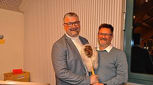 Hugeloh-Führungsstabswechsel: bei der Hauptversammlung des Leimbacher Narrenvereins übergab Zunftmeister Thomas „Joe“ Wagner (links) ...