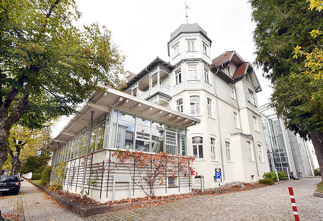 Die Michael-Balint-Klinik in Königsfeld soll geschlossen werden. Landtagsabgeordneter Karl Rombach sitzt sich dafür ein, dass die Klinik ...