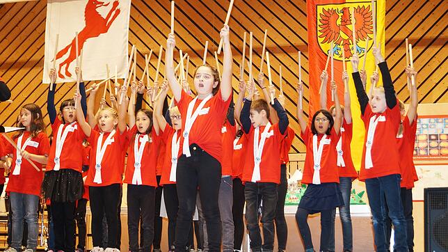 Die Fricker Primarschülerinnen &bdquo;Singing Foxes&ldquo; sorgten wie viele andere Akteure der Festgala zum 30-jährigen Bestehen der ...