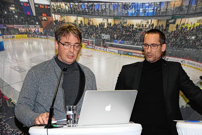 Der Schwenninger Architekt Uwe Schlenker (links) und Wild Wings-Geschäftsführer Christoph Sandner stellten Ende Februar den geplanten ...