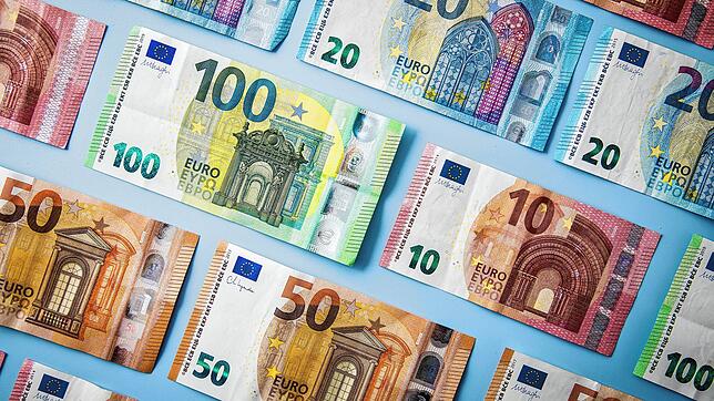 Bevor es an den Kapitalaufbau fürs Alter geht, sollte man bis zu drei Nettomonatsgehälter als Notgroschen auf der Seite haben.